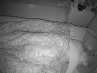 voyeurcam-julmodels-greybed-2