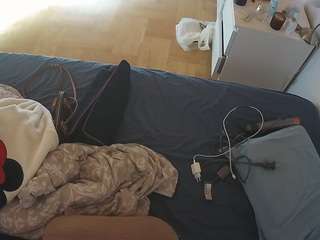 voyeurcam-julmodels-greybed-2