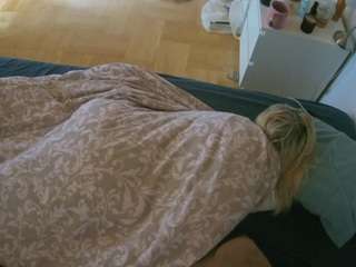 voyeurcam-julmodels-greybed-2