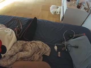 voyeurcam-julmodels-greybed-2
