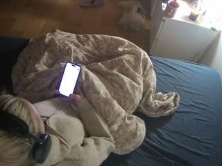 voyeurcam-julmodels-greybed-2