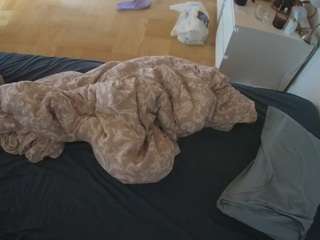 voyeurcam-julmodels-greybed-2