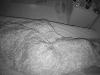voyeurcam-julmodels-greybed-2