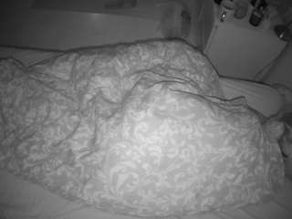 voyeurcam-julmodels-greybed-2