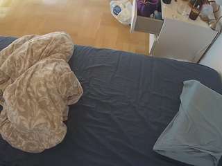 voyeurcam-julmodels-greybed-2