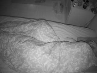 voyeurcam-julmodels-greybed-2