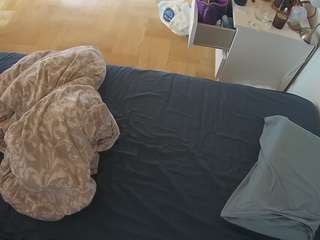 voyeurcam-julmodels-greybed-2