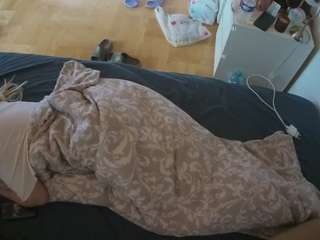 voyeurcam-julmodels-greybed-2