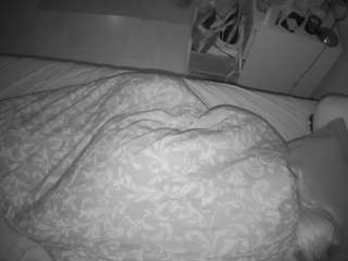 voyeurcam-julmodels-greybed-2
