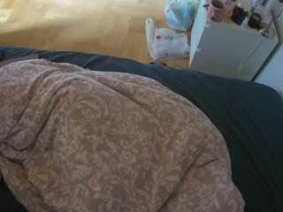 voyeurcam-julmodels-greybed-2 camsoda
