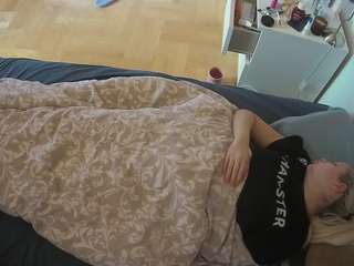 voyeurcam-julmodels-greybed-2