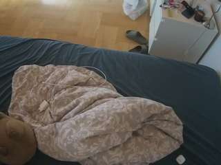 voyeurcam-julmodels-greybed-2
