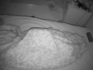 voyeurcam-julmodels-greybed-2