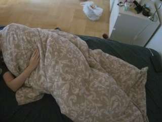 voyeurcam-julmodels-greybed-2
