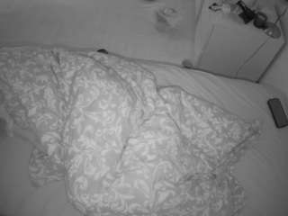 voyeurcam-julmodels-greybed-2