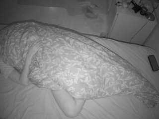 voyeurcam-julmodels-greybed-2