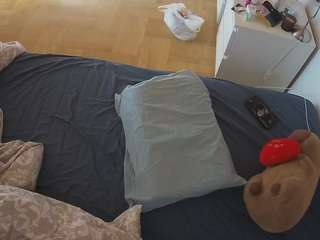 voyeurcam-julmodels-greybed-2
