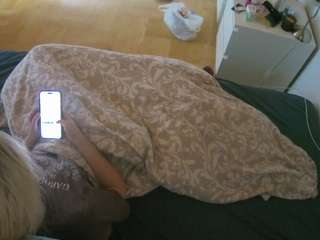 voyeurcam-julmodels-greybed-2