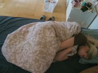 voyeurcam-julmodels-greybed-2