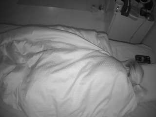 voyeurcam-julmodels-greybed-2