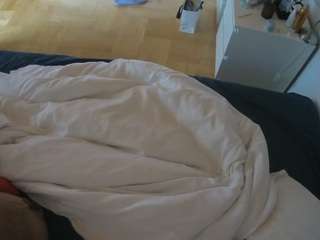 voyeurcam-julmodels-greybed-2
