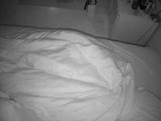 voyeurcam-julmodels-greybed-2
