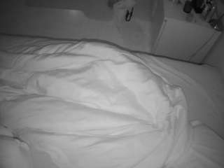 voyeurcam-julmodels-greybed-2