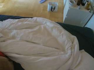 voyeurcam-julmodels-greybed-2