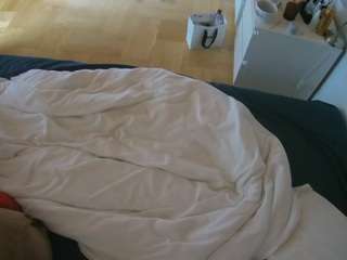 voyeurcam-julmodels-greybed-2