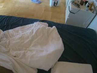 voyeurcam-julmodels-greybed-2