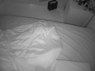 voyeurcam-julmodels-greybed-2
