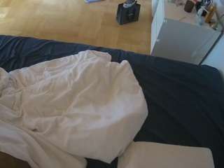 voyeurcam-julmodels-greybed-2