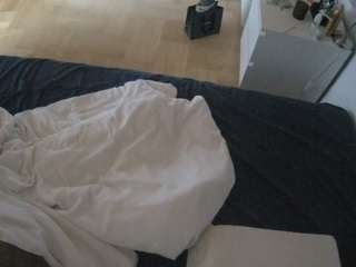 voyeurcam-julmodels-greybed-2