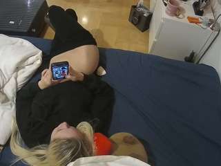 voyeurcam-julmodels-greybed-2