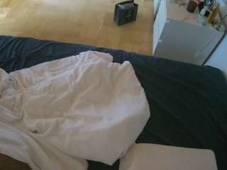 voyeurcam-julmodels-greybed-2