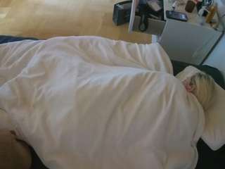 voyeurcam-julmodels-greybed-2