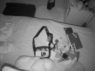 voyeurcam-julmodels-greybed-2