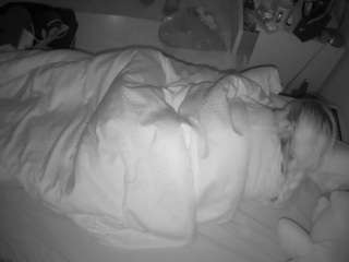 voyeurcam-julmodels-greybed-2