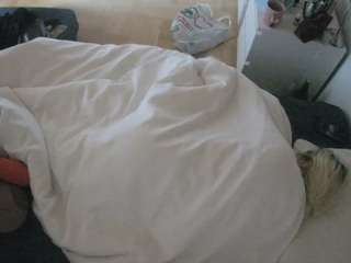 voyeurcam-julmodels-greybed-2