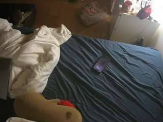 voyeurcam-julmodels-greybed-2