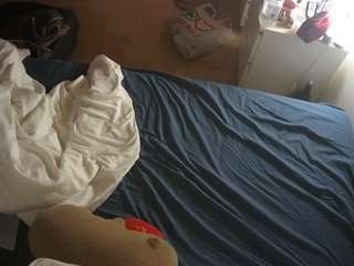 voyeurcam-julmodels-greybed-2