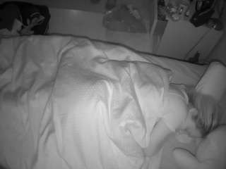 voyeurcam-julmodels-greybed-2
