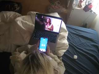 voyeurcam-julmodels-greybed-2