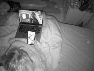 voyeurcam-julmodels-greybed-2