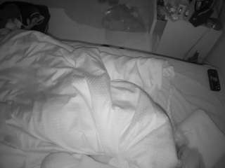 voyeurcam-julmodels-greybed-2