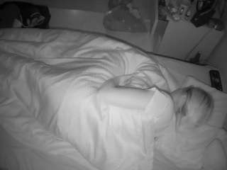 voyeurcam-julmodels-greybed-2