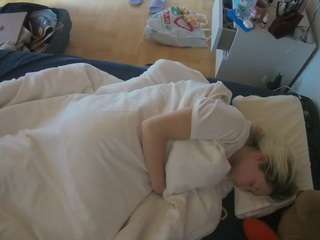 voyeurcam-julmodels-greybed-2