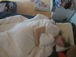 voyeurcam-julmodels-greybed-2