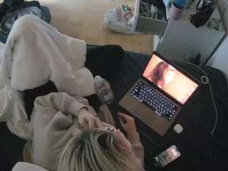 voyeurcam-julmodels-greybed-2