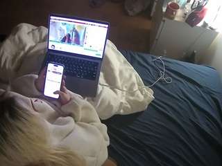 voyeurcam-julmodels-greybed-2